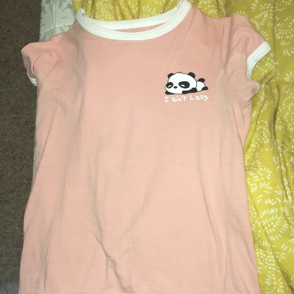 Pink “I ain’t lazy” tee shirt.